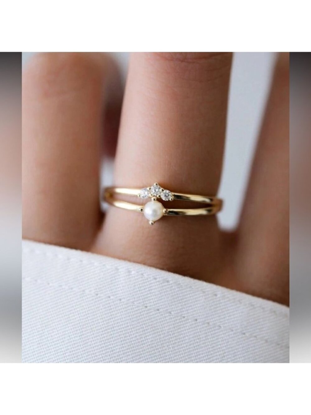 Dainty pearl ring Q22